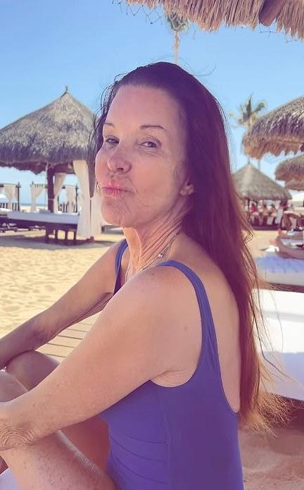 Дженис Дикинсон без макияжа наслаждается солнцем в Кабо