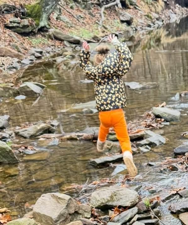 На другом снимке Хай весело перепрыгивал ручей.