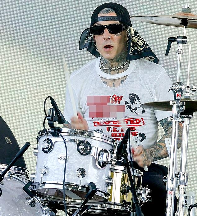 На выступлении Three 6 Mafia также появились Трэвис Баркер из Blink-182 в футболке с надписью "F*** Off W***ers" и другие звёзды.