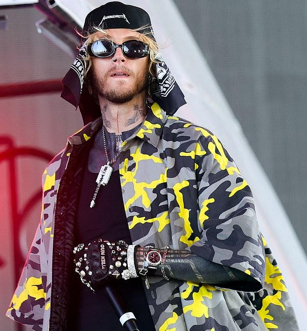 Machine Gun Kelly неожиданно появился на Coachella в пятницу. Это его первое публичное появление после рождения ребенка у него и Меган Фокс.