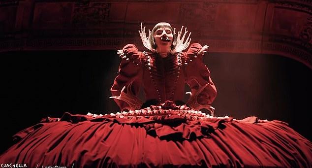 Во время концерта Леди Гаги, Серена Фостер смогла передать ей черный букет искусственных цветов, когда певица подошла к ограждению.