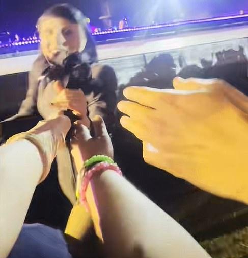 В эмоциональном видео в TikTok после фестиваля, Серена объяснила, что принесла два букета и планировала подарить их оба.