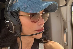 Кэти Перри и Лорен Санчес в облегающих скафандрах перед запуском ракеты с полностью женским экипажем