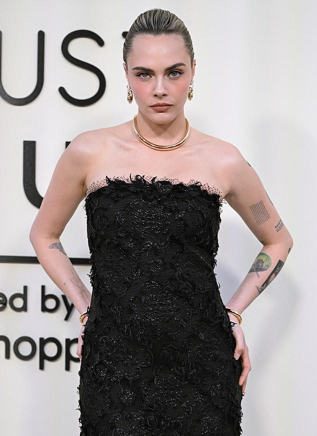 В интервью Vogue Кара рассказала о решении пройти 12-шаговую программу в 2022 году. Недавно её видели в Лос-Анджелесе.