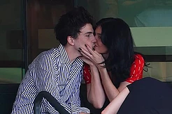 Кайли Дженнер и Тимоти Шаламе публично продемонстрировали чувства на Coachella, но эксперт по языку тела намекает, что не всё так просто