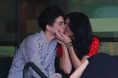 Кайли Дженнер и Тимоти Шаламе публично продемонстрировали чувства на Coachella, но эксперт по языку тела намекает, что не всё так просто