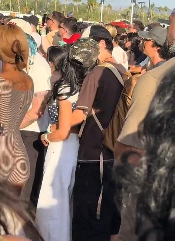 Кайли Дженнер и Тимоти Шаламе демонстрировали нежные чувства на Coachella, но эксперт по языку тела предполагает, что за этим что-то скрывается.