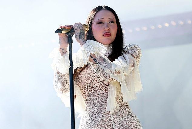 Ноа Сайрус в откровенном наряде на фестивале Coachella