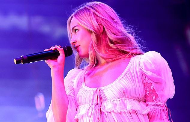 Эффектное появление Эддисон Рэй на Coachella