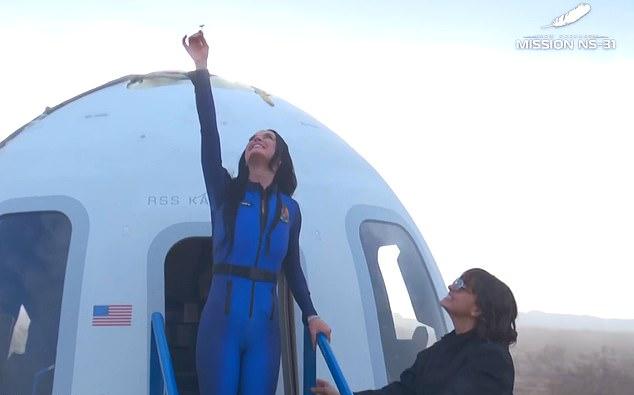 Полет Кэти Перри в космос на Blue Origin вызвал бурную критику в сети за её наигранное поведение.