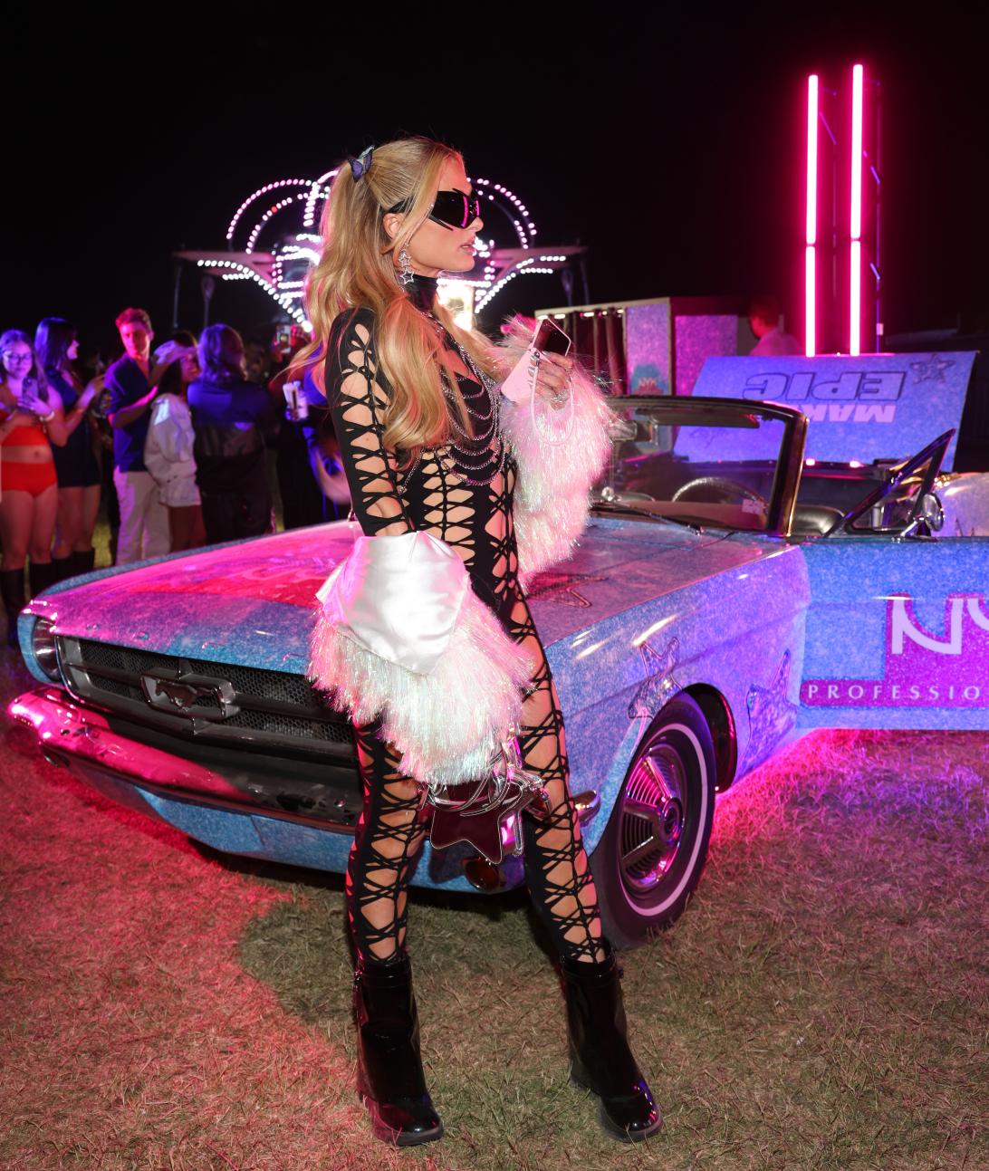 Пэрис Хилтон на неоновом карнавале Coachella в 2025 году.