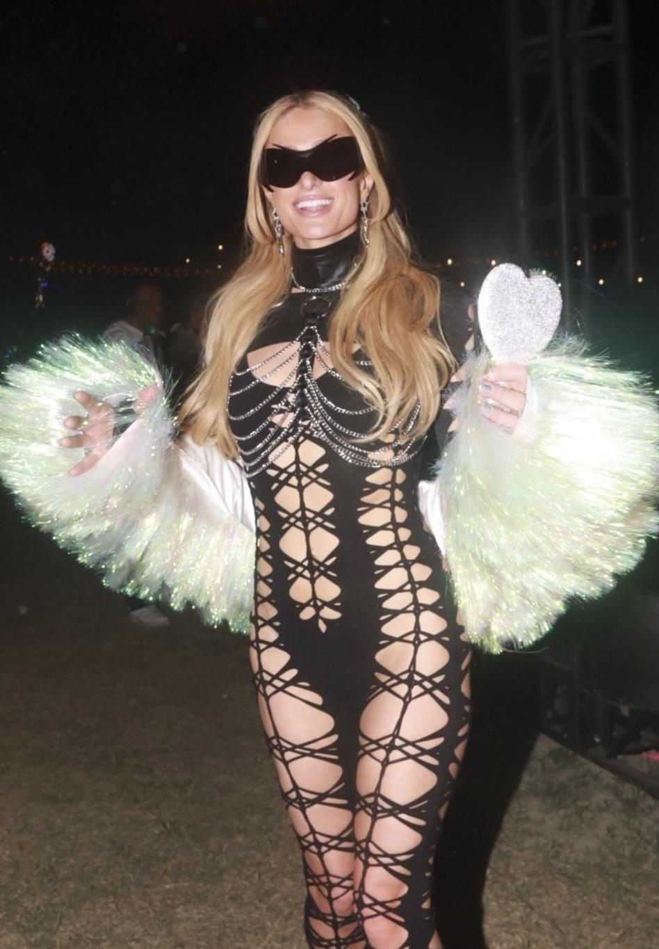 Пэрис Хилтон на неоновом карнавале Coachella 2025.