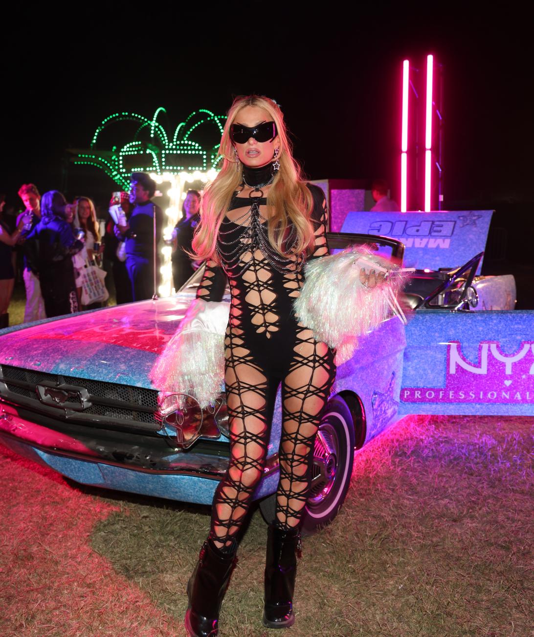 Пэрис Хилтон на неоновом карнавале Coachella в 2025 году.