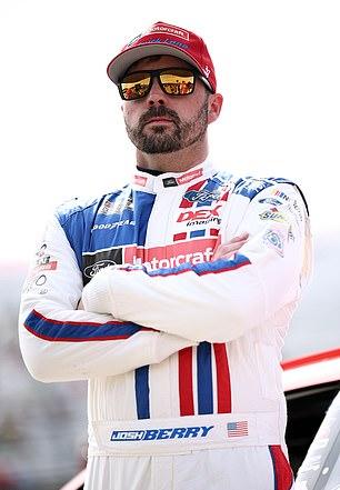 Водитель NASCAR Джош Берри, учившийся в одной школе с Тейлор Свифт, недавно подколол её парня, Трэвиса Келси.