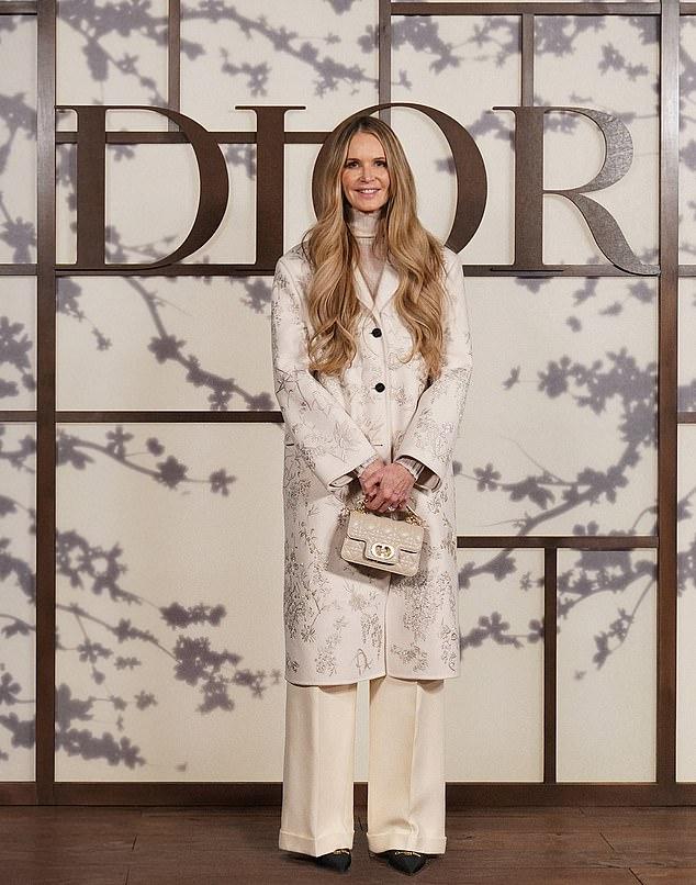 Эль Макферсон продемонстрировала неувядающую красоту на показе Dior в Киото во вторник.