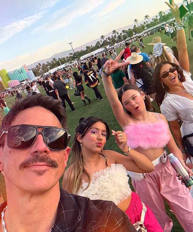 "Coachella с детьми — оно того стоило! @lalalalisa_m @jennierubyjane, вы сделали их счастливыми, и этот подарок лучше любого рождественского."