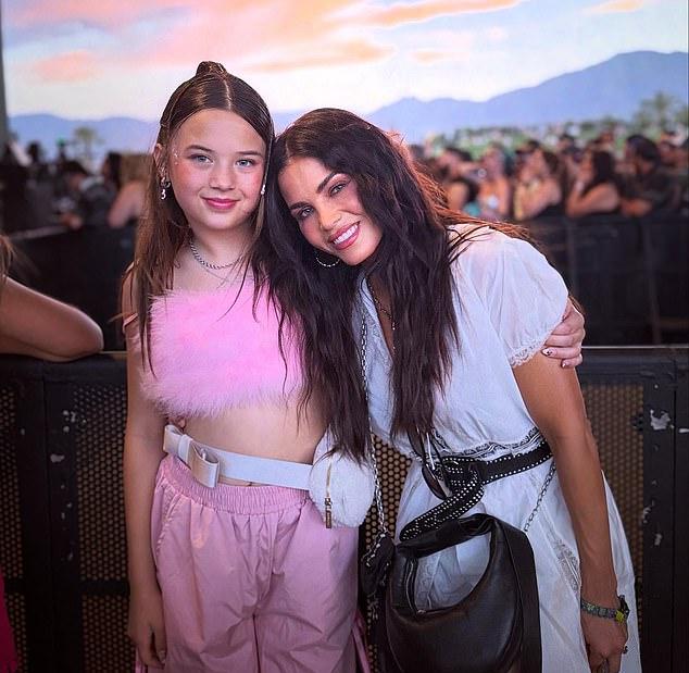 Дженна Дуан устроила для дочери Everly незабываемую Coachella, обеспечив место в первом ряду на концерте звезды "Белого лотоса" Лисы.