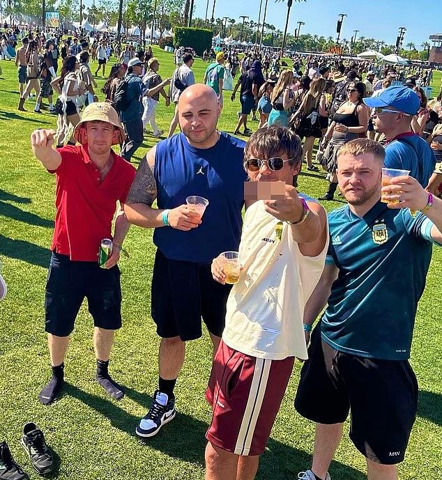 33-летняя певица поделилась в Instagram яркими фотографиями с музыкального фестиваля в Индио, штат Калифорния.