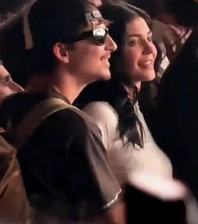 Кайли Дженнер и Тимоти Шаламе не скрывали своих чувств на Coachella, но, по слухам, все прекратилось, когда она встретилась с бывшим, Трэвисом Скоттом, за кулисами.