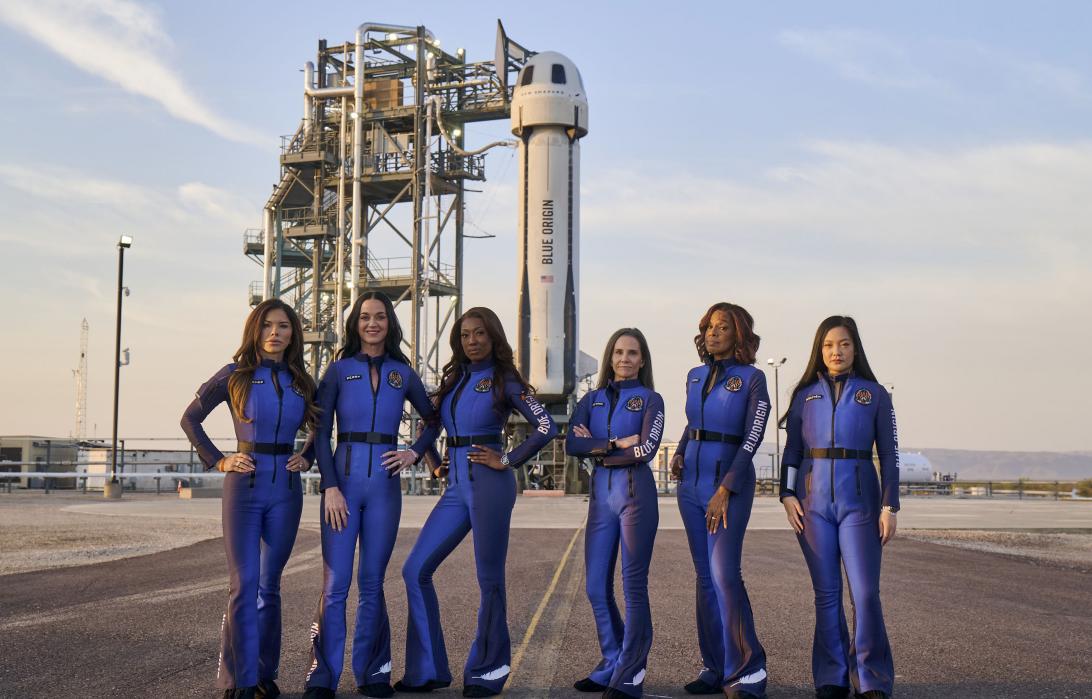 Команда Blue Origin позирует для совместного фото перед полетом.