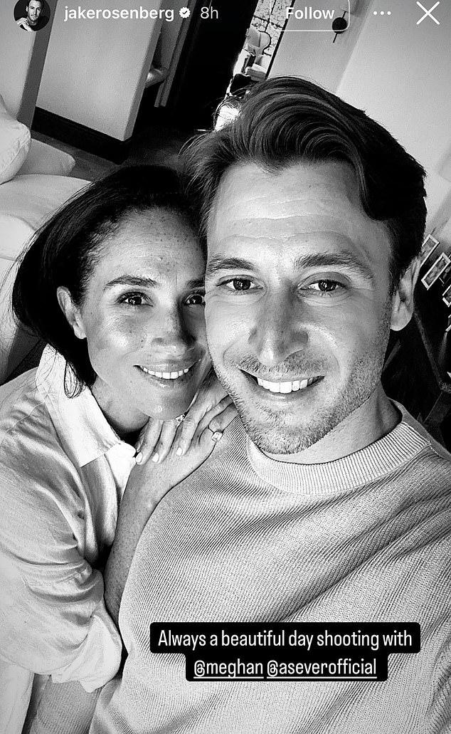 43-летняя герцогиня Сассекская сфотографировалась с нью-йоркским фотографом Джейком Розенбергом, положив обе руки ему на плечо в субботу.