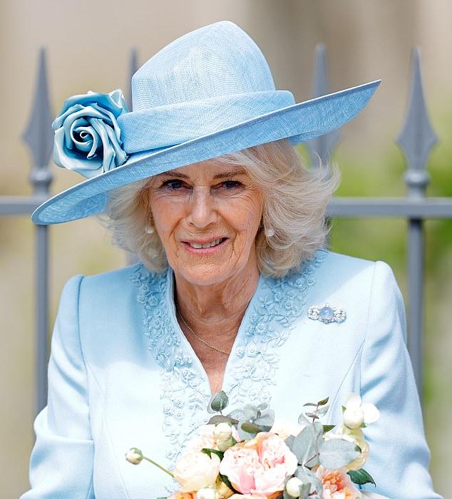 77-летняя королева Камилла сияла в нежно-голубом пальто от Fiona Clare Couture, украшенном изящной цветочной вышивкой на воротнике и манжетах.