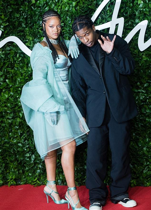 Основательница Fenty Beauty Рианна и A$AP Rocky, её давний партнер, воспитывают сыновей RZA и Райот Роуз (20 месяцев). На фото: Лондон, декабрь 2019.