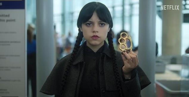 22-летняя звезда поколения Z шокировала охрану аэропорта в трейлере Netflix, выпущенном в среду, когда зазвенел металлодетектор.