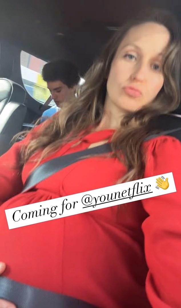 Она показала поклонникам свой округлившийся животик крупным планом в Instagram Stories.