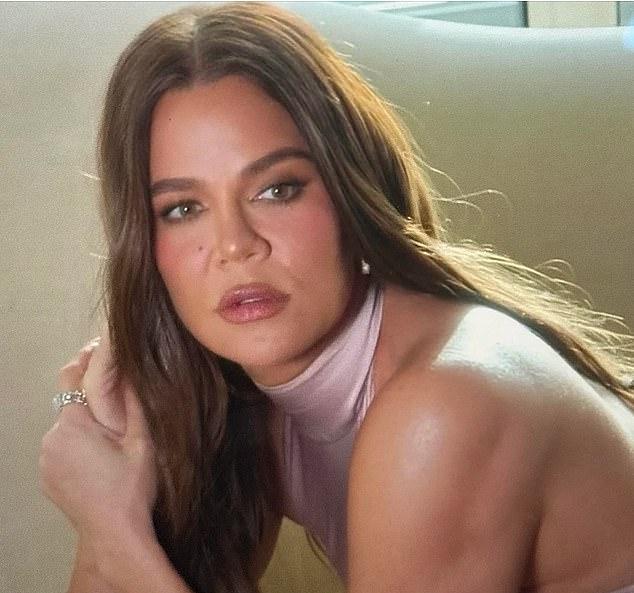 На недавнем эпизоде The Kardashians Хлои запечатлена на фотосессии, кадры с которой быстро привлекли внимание фанатов в сети.