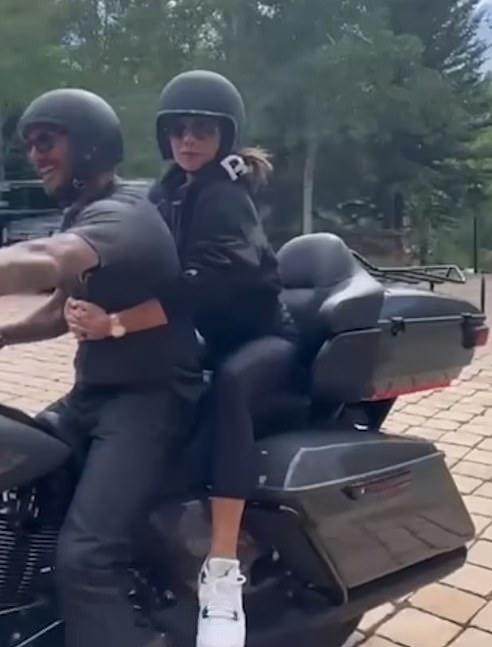 Фото пары на мотоцикле очень похожи на снимки Виктории и Дэвида Бекхэм, которые тоже катались во время путешествия по США в 2022 году.