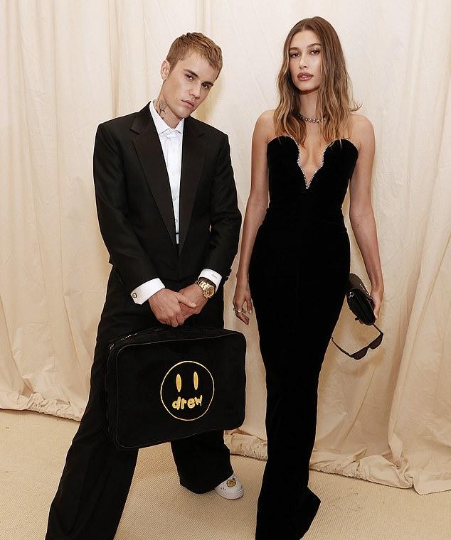 Джастин Бибер женат на супермодели Vogue Хейли Бибер, как видно на фотографии 2021 года.