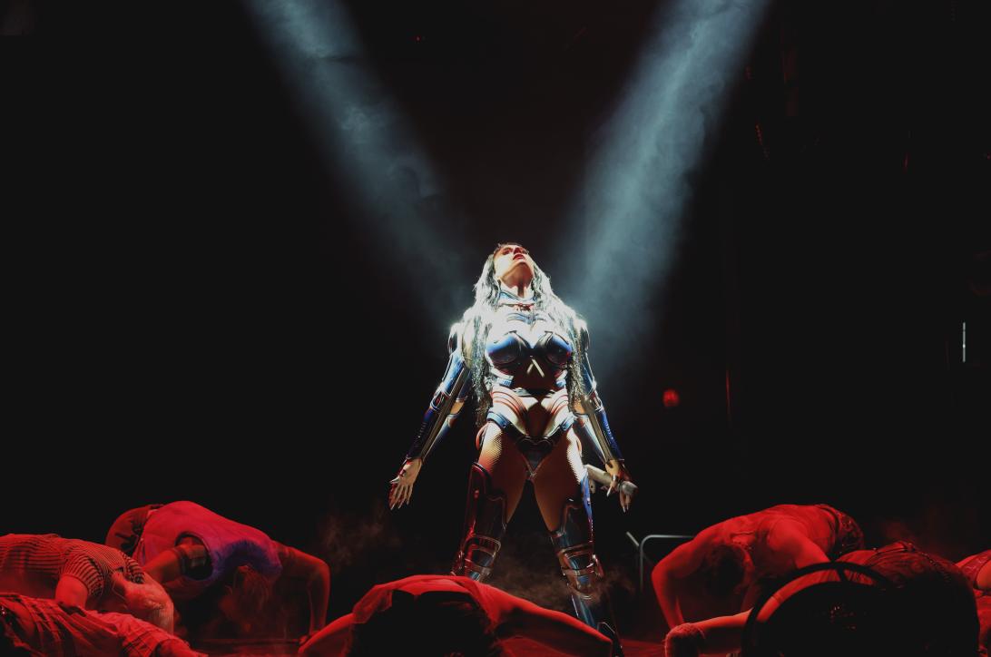 Кэти Перри превзошла саму себя экстравагантными образами в туре «Play»