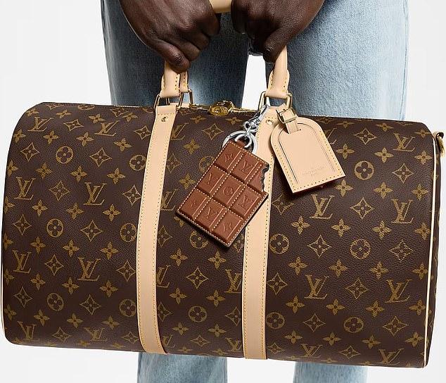Покупатели в ужасе от «нелепых» брелоков для сумок Louis Vuitton в форме еды за 1000 долларов