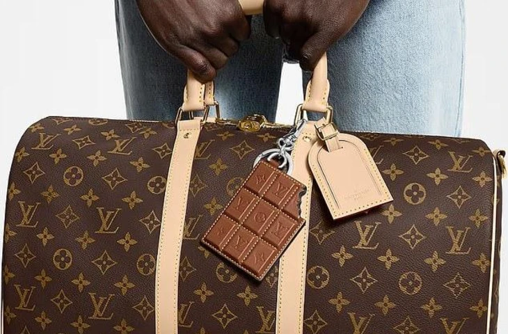 Покупатели в ужасе от «нелепых» брелоков для сумок Louis Vuitton в форме еды за 1000 долларов