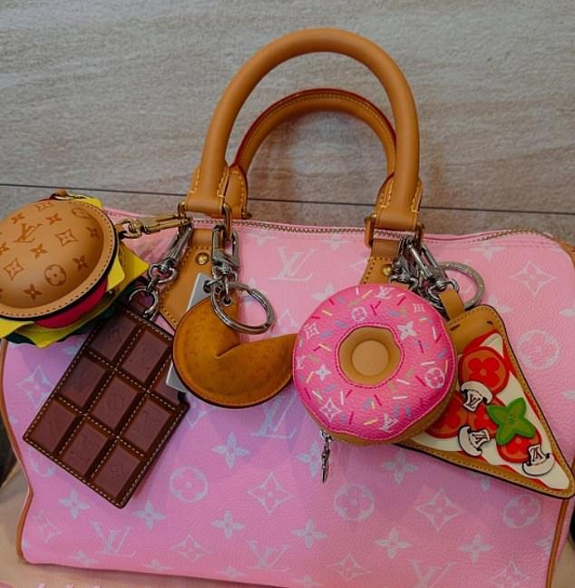 Покупатели возмущены "нелепыми" брелоками в виде еды от Louis Vuitton за 1000 долларов, высмеивая дом моды в соцсетях за отрыв от реальности.