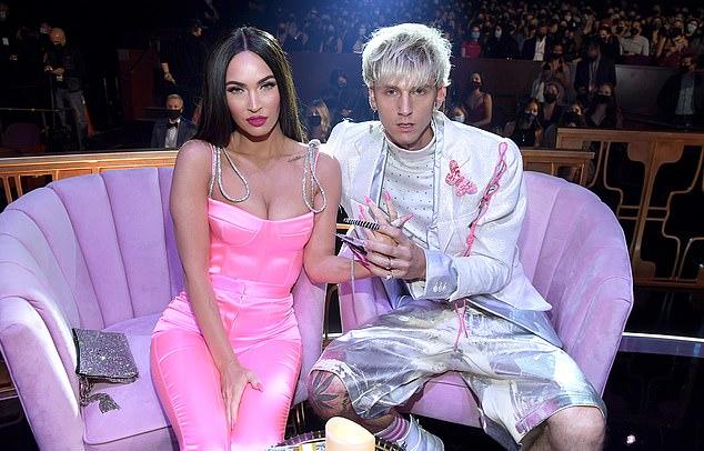 Machine Gun Kelly отпраздновал 35-летие домашней вечеринкой в Лос-Анджелесе