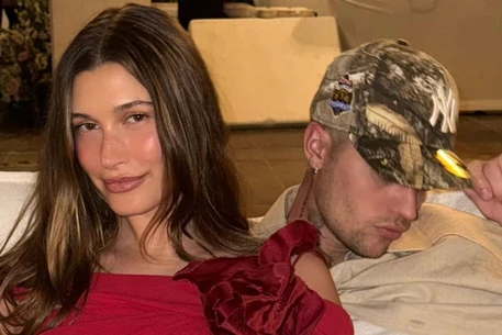 Хейли Бибер публично поблагодарила мужа, Джастина Бибера, во время получения награды за свою линию косметики Rhode