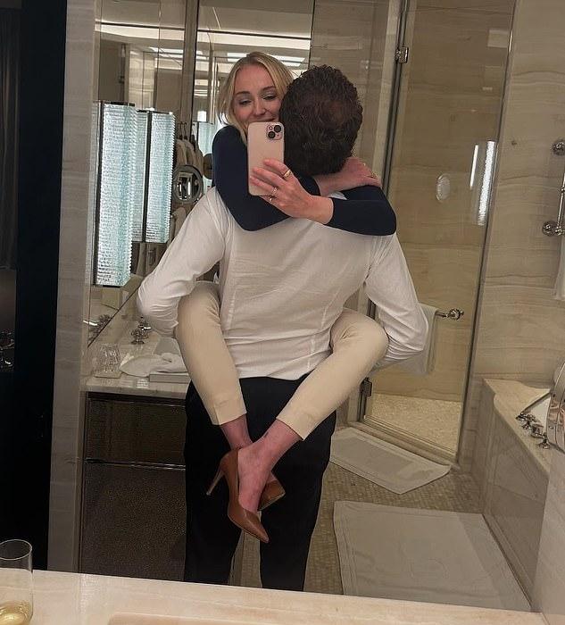 Софи Тернер отписалась от своего парня, Перегрина Пирсона, в Instagram, что вызвало слухи о возможном расставании.