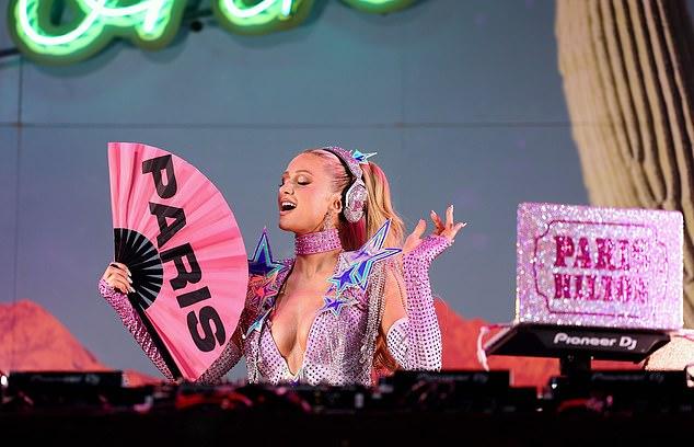 Лиззо присоединилась к Пэрис Хилтон на сцене фестиваля кантри-музыки Stagecoach