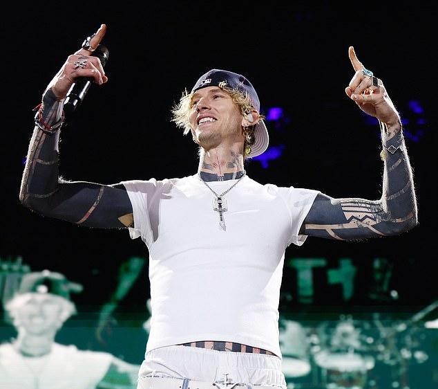 Machine Gun Kelly присоединился к Jelly Roll на сцене Stagecoach