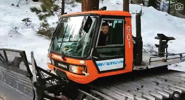 Звезда "Мстителей" Реннер на 6-тонном снегоуборщике PistenBully помогал вытащить грузовик племянника из снега, но машина внезапно соскользнула вбок.