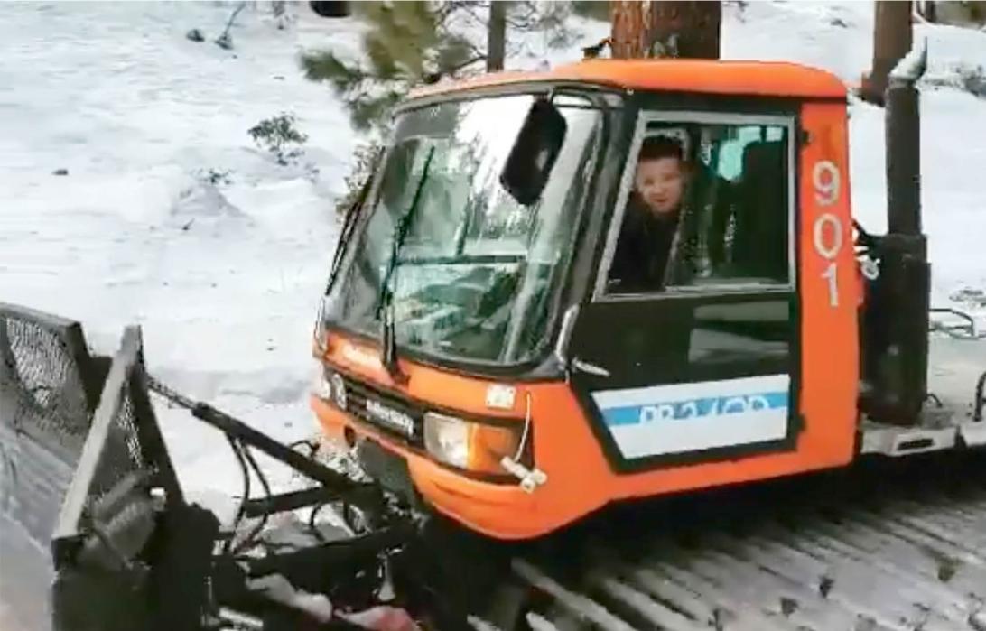 Джереми Реннер попал под снегоуборочную машину.