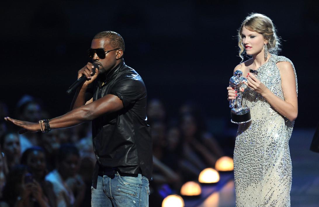 Канье Уэст прерывает выступление Тейлор Свифт на церемонии MTV VMA в 2009 году, выбегая на сцену.