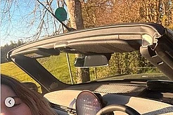 Лили Джеймс наслаждается отдыхом в сельской местности