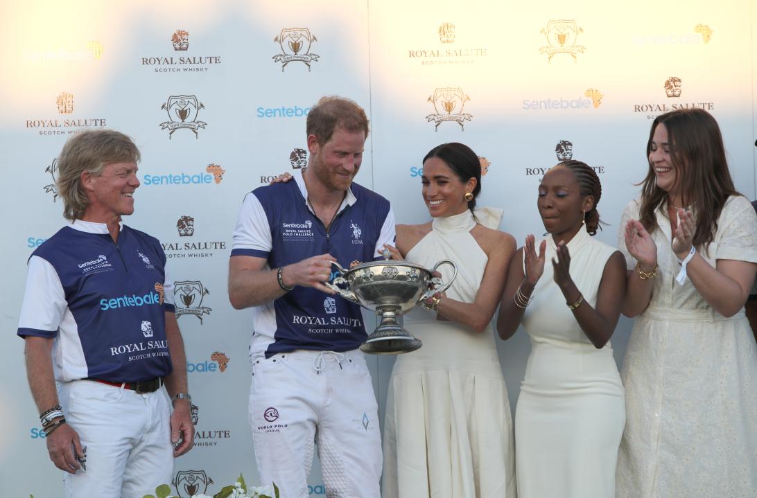 Принц Гарри, Меган Маркл и доктор Софи Чандаука на турнире Royal Salute Polo Challenge во Флориде, 12 апреля 2024 года.