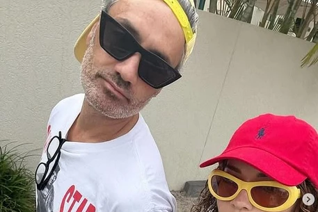 Рита Ора — воплощение элегантности в сером костюме на презентации своего бренда по уходу за волосами Typebea в Варшаве