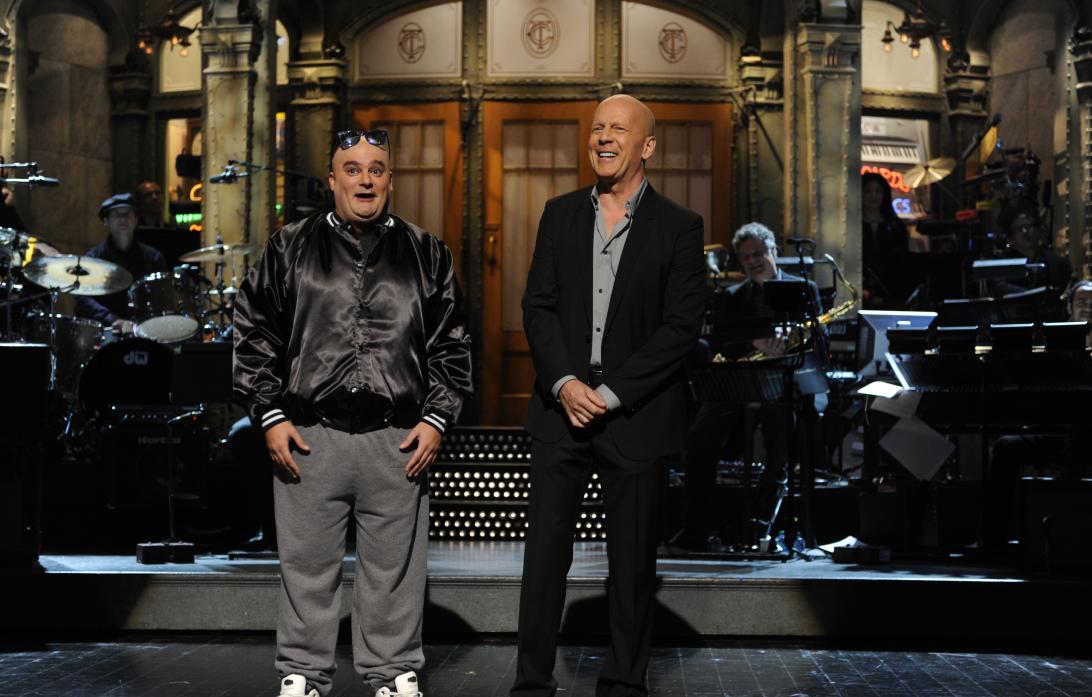 Брюс Уиллис был ведущим Saturday Night Live.