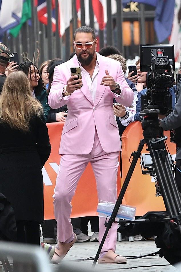 Продвигая фильм "Minecraft", он появился на Today Show в Манхэттене в ярко-розовом костюме и сандалиях.