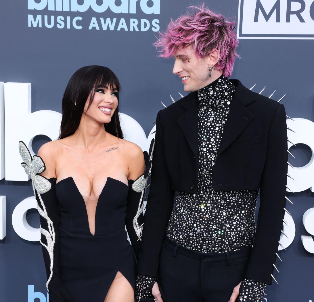 На красной дорожке Billboard Music Awards MGK и Меган Фокс привлекли внимание смелым образом.